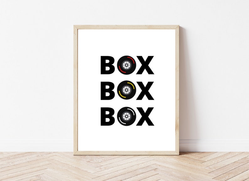Puede incluir: Una impresi&oacute;n enmarcada con la palabra "BOX" repetida tres veces en texto negro. Cada "BOX" tiene un neum&aacute;tico negro estilizado con acentos rojos y amarillos en el centro.