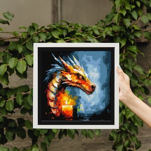 Può includere: Un dipinto incorniciato di una testa di drago con squame arancioni, gialle e rosse su uno sfondo blu e nero.
