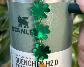 Porte-gobelet trèfle personnalisé, accessoire pour la Saint-Patrick, breloque paille Stanley personnalisée, breloque verre trèfle personnalisée, chaîne en or ou en argent