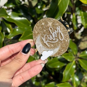 Moon Stars Gepersonaliseerde beker naamplaatjeGepersonaliseerde topper beker maan en sterrenhangers Gepersonaliseerde crème maan Celestial accessoire