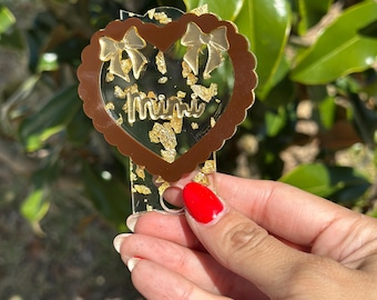 Placa de nombre con forma de corazón con doble lazo, adorno para vaso en color chocolate dorado, etiqueta para taza, placa de nombre, dijes de paja dorados, accesorio Stanley en color chocolate dorado