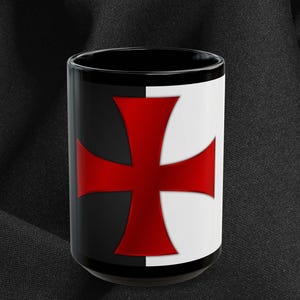 以下が含まれることがあります： 白と黒の背景に赤い十字のデザインが施された黒いコーヒーマグ。マグカップの内側は黒で、光沢のある仕上がりです。十字は大胆で対称的なデザインで、マグカップに印象的な視覚的要素を加えています。