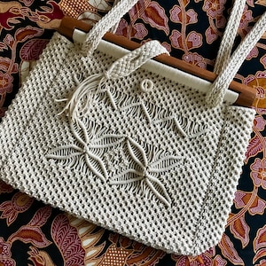 Macrame & wood purse with shoulder strap, hand woven shoulder purse, 70s handbag, boho style fashion, vintage crochet handbag, granny chic