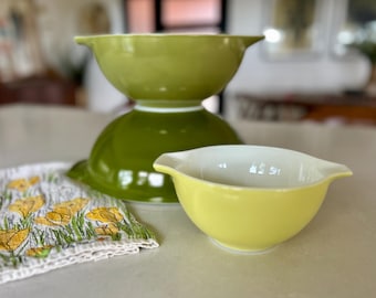 Pyrex Verde Cinderella bowls, varying shades of green, set of 3 vintage mixing bowls, 441/443/444, collectible Pyrex ware from the 1960s-70s