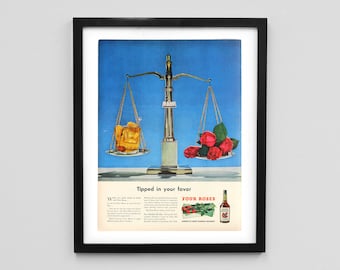 Könnte beinhalten: Eine Vintage-Werbung für Four Roses Whiskey mit einer Waage, auf der sich auf der einen Seite ein Glas Whiskey und auf der anderen Seite ein Strauß roter Rosen befindet. Der Slogan lautet "Tipped in your favor" und das Four Roses Logo ist deutlich sichtbar.