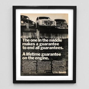 Peut inclure: Publicité vintage encadrée avec trois voitures classiques. Le texte dit : « Celui du milieu fait une garantie pour mettre fin à toutes les garanties. Une garantie à vie sur le moteur. » L'annonce comprend également le prix de 1795 $ pour une SAAB.