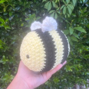 Chunky crochet bumblebee