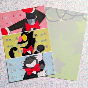 Puede incluir: Un juego de dos tarjetas de felicitación. Una tarjeta presenta tres personajes de dibujos animados con esmoquin y pajarita roja. La otra tarjeta tiene un fondo verde claro con formas de estrella y un borde decorativo.