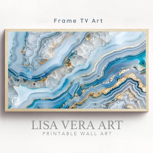 Op de afbeelding: Abstracte wandkunstprint met een blauw en gouden agaatpatroon. De print is ingelijst in een licht houten lijst. De tekst "LISA VERA ART PRINTABLE WALL ART" is onder de lijst gedrukt.