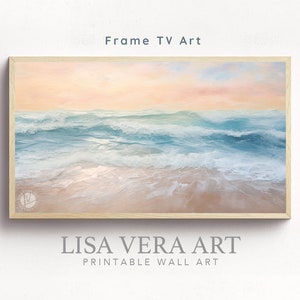 Puede incluir: Una pintura enmarcada de un paisaje marítimo con un cielo suave rosa y azul, olas azules rompiendo en una playa de arena. La pintura se titula "LISA VERA ART PRINTABLE WALL ART".
