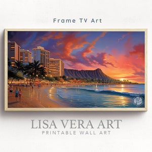 Puede incluir: Una pintura enmarcada que representa una escena de playa al atardecer, con una montaña en el fondo. La pintura presenta una playa con palmeras, edificios y personas caminando por la orilla. El cielo es de un naranja y rosa vibrante con nubes. La pintura está enmarcada en un marco de madera claro.