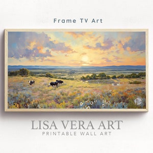 Puede incluir: Una pintura enmarcada de una puesta de sol sobre un campo con vacas pastando en primer plano. El cielo es una mezcla de rosa, naranja y amarillo, y las nubes son esponjosas. El campo es verde y marrón, con flores silvestres esparcidas por todas partes. La pintura está firmada "Lisa Vera Art" en la esquina inferior derecha.
