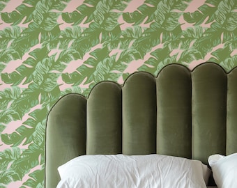 Papel pintado autoadhesivo con estampado de hojas de palmera en tonos oliva y rosa.