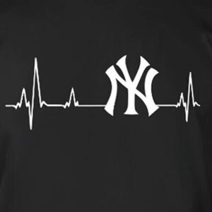 Puede incluir: Una imagen estilizada en blanco del logotipo de los New York Yankees con una línea de latido del corazón que atraviesa el centro.