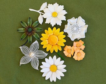 Broches vintage des années 60 avec fleurs colorées et rétro, vendues individuellement