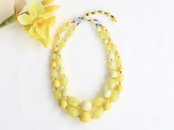 Vintage Lemon Yellow Lucite Beaded Chunky Necklace - image 9