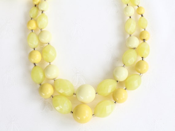 Vintage Lemon Yellow Lucite Beaded Chunky Necklace - image 4