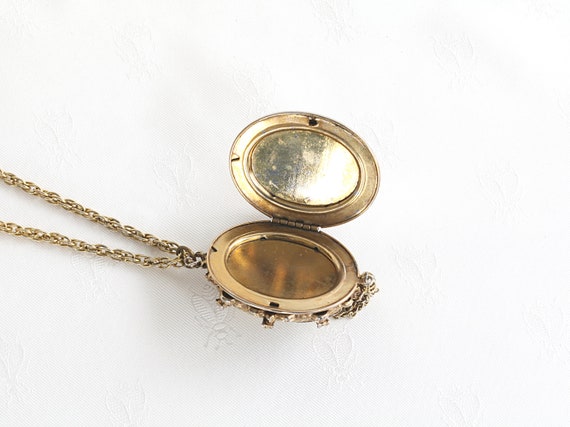 Vintage Lucite Pearl Cameo Locket Pendant Necklace - image 7