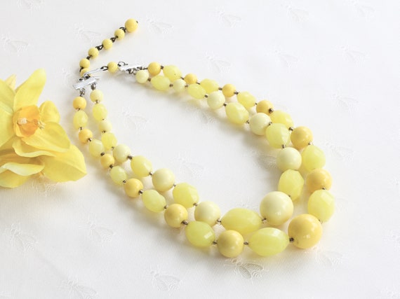 Vintage Lemon Yellow Lucite Beaded Chunky Necklace - image 7