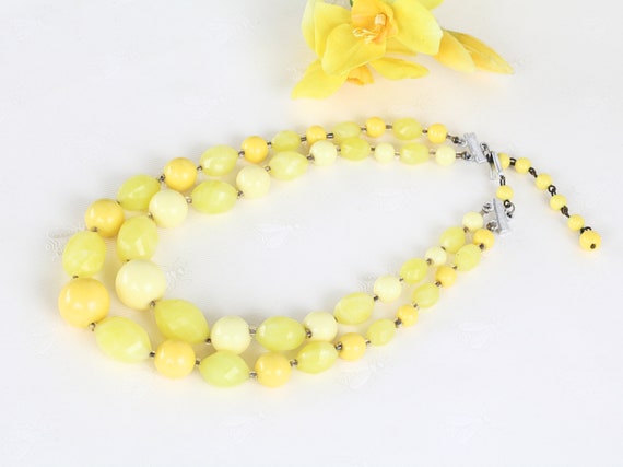 Vintage Lemon Yellow Lucite Beaded Chunky Necklace - image 8
