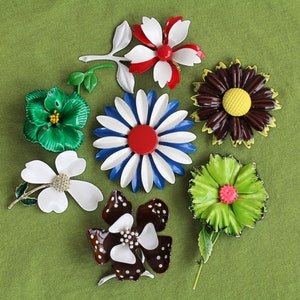 Retro colorful metal flower brooches in seven varieties.