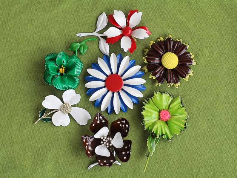 Retro colorful metal flower brooches in seven varieties.