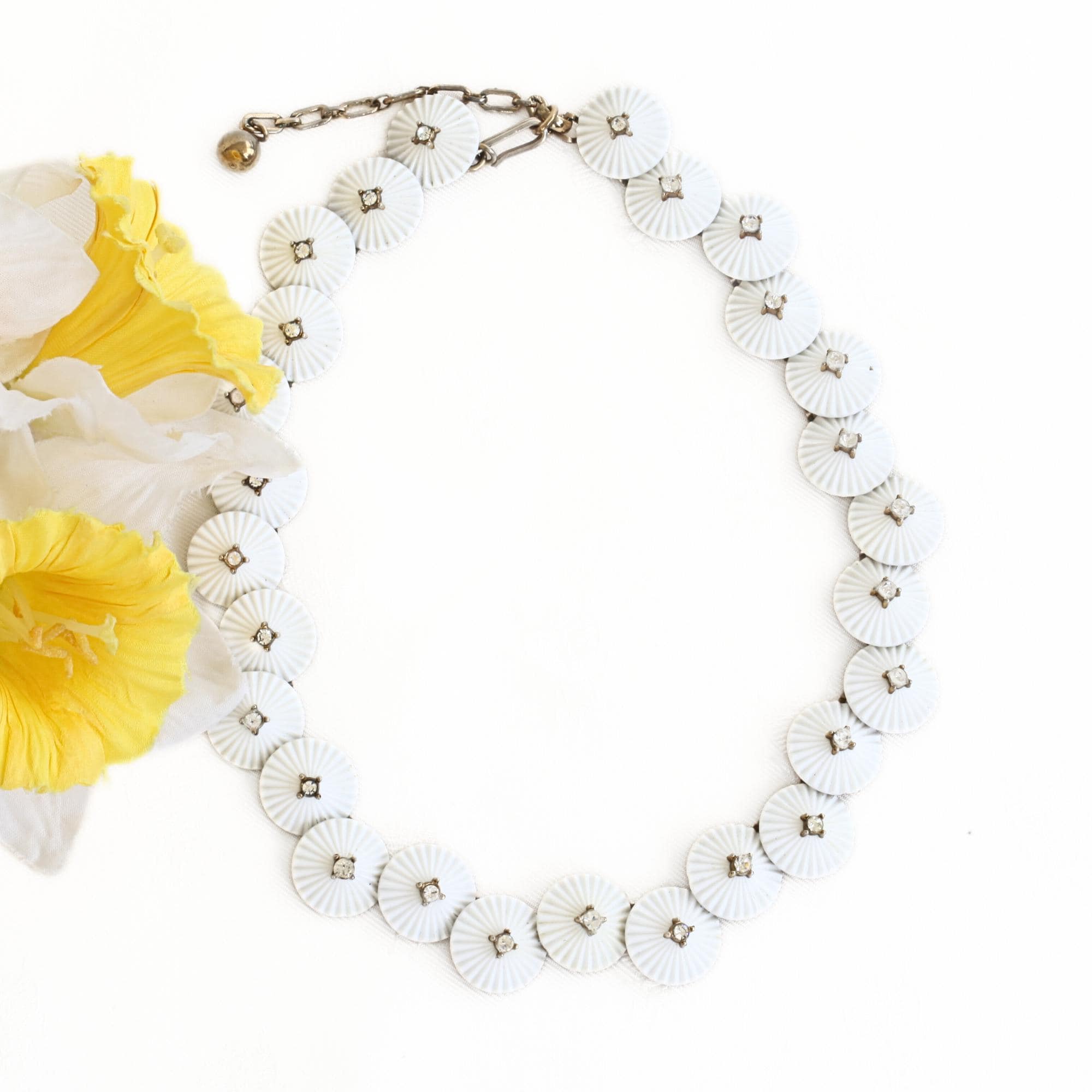 Collier Vintage Trifari - Pendentif Fleur En Verre Lait Doré - Longueur 40.6 Cm - Occasion
