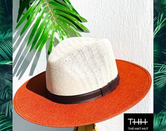 Cappello a tesa larga e piatta, colore arancione, modello misto.