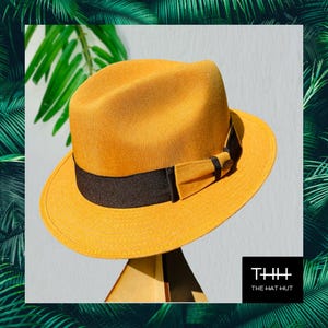 Cappello Fedora in Lino a Tesa Corta con Nastro Giallo