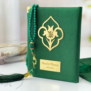 Pu&ograve; includere: Un libro di preghiere verde con un'iscrizione dorata e un fiocco verde. Il libro presenta un design dorato sulla copertina e un'iscrizione dorata che recita "Navid & Mariam 29/03/2022". Il libro &egrave; accompagnato da una collana di preghiera con perline verdi e un ciondolo dorato.