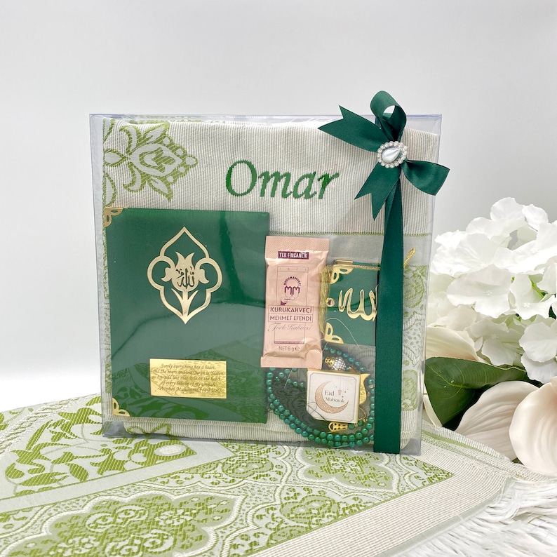 Puede incluir: Un juego de regalo de alfombra de oraci&oacute;n verde y blanca con el nombre personalizado "Omar" bordado en la alfombra. El juego incluye una alfombra de oraci&oacute;n verde, un libro de oraci&oacute;n verde, una estera de oraci&oacute;n verde, un collar de cuentas de oraci&oacute;n verde y una peque&ntilde;a bolsa de t&eacute;.
