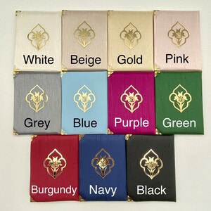 Pu&ograve; includere: Dodici piccole scatole quadrate in vari colori, tra cui bianco, beige, oro, rosa, grigio, blu, viola, verde, bordeaux, blu navy e nero. Ogni scatola ha un motivo floreale dorato e un bordo dorato.