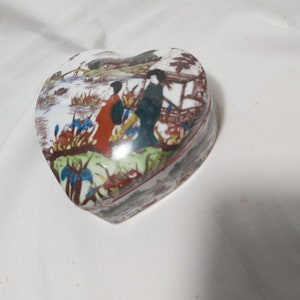 Vintage Japanese handpainted Porcelain trinket box L9cm * W10cm marked the bottom