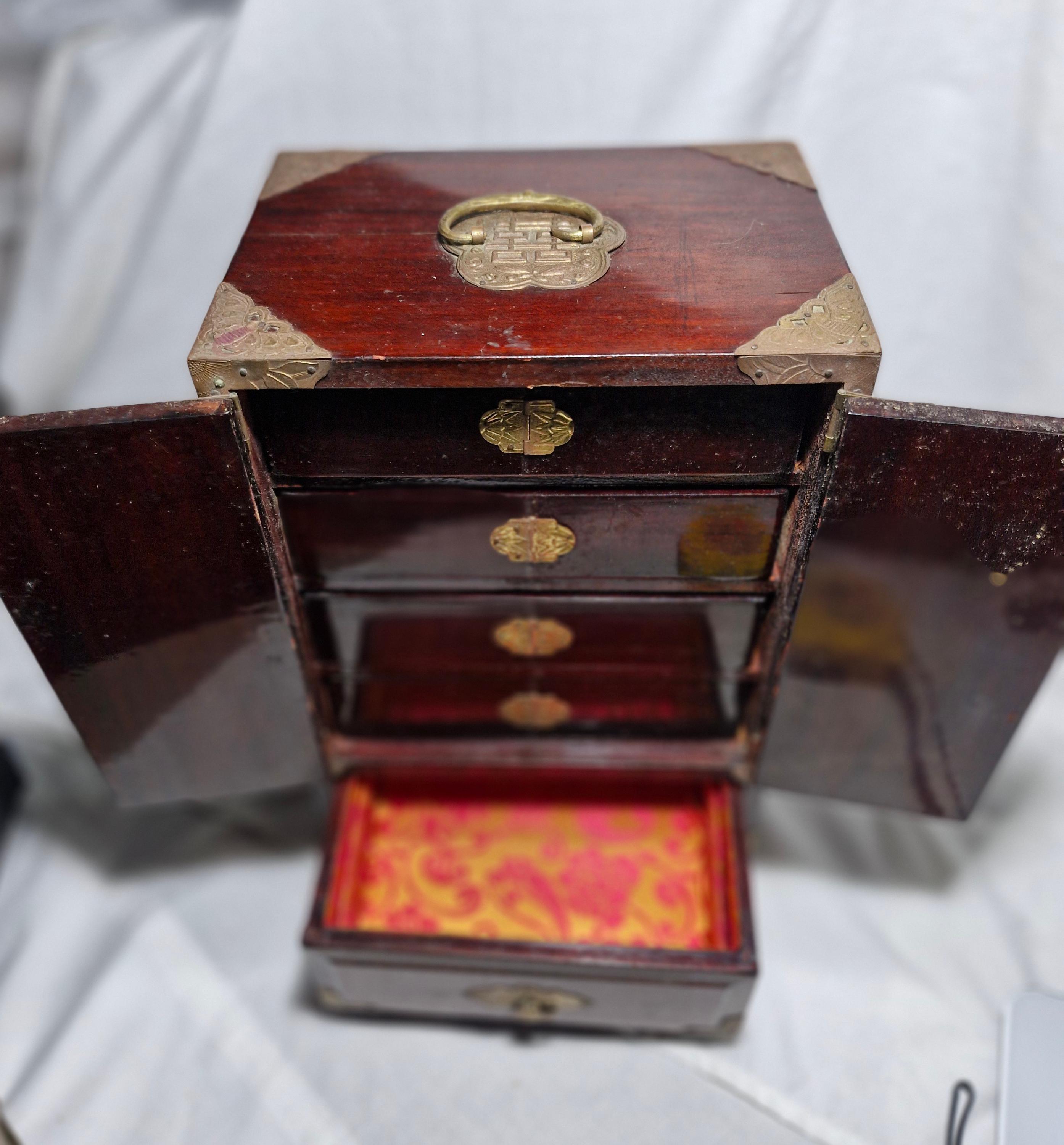 彫刻された木と象嵌石で作られたヴィンテージの中国製ジュエリー