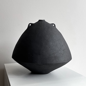 Küp #S1, schwarze skulpturale Vase