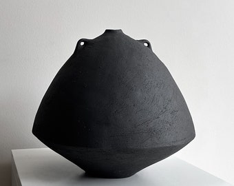 Küp #S1, schwarze skulpturale Vase