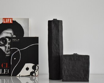 Set mit 2 schwarzen Steingutvasen, unglasierte matte skulpturale Keramik