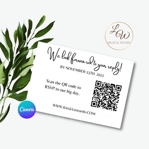 Puede incluir: Una tarjeta blanca con texto negro que dice "We look forward to your reply!" y "BY NOVEMBER 13TH. 2022". Debajo del texto hay un código QR en blanco y negro con el texto "Scan the QR code to RSVP to our big day." y "WWW.Kim&Leonardo.COM".