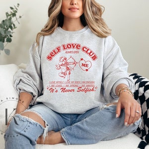 Self Love Club | Selbstliebe Ästhetik Pullover | Amor Valentinstag Rundhalsausschnitt | Geschenke für sie | Selbstfürsorge | Ästhetischer Hoodie | Jahrgang Bild 1