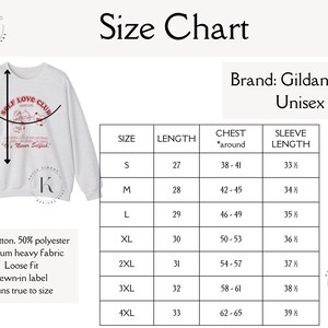 K&ouml;nnte beinhalten: Gr&ouml;&szlig;entabelle f&uuml;r ein Unisex-Sweatshirt aus 50 % Baumwolle und 50 % Polyester. Die Tabelle zeigt die Gr&ouml;&szlig;e, L&auml;nge, Brustweite und &Auml;rmell&auml;nge in Zoll. Das Sweatshirt hat eine lockere Passform und wird als "mittelstarkes Gewebe" beschrieben.