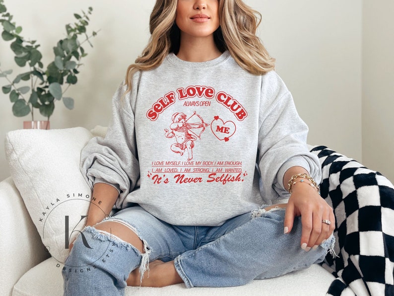 Self Love Club | Selbstliebe Ästhetik Pullover | Amor Valentinstag Rundhalsausschnitt | Geschenke für sie | Selbstfürsorge | Ästhetischer Hoodie | Jahrgang Bild 1