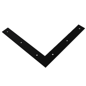 Puede incluir: Un soporte de ángulo recto negro con agujeros pretaladrados para el montaje. El soporte está hecho de un material plano y sólido y está diseñado para proporcionar soporte estructural. El soporte tiene forma de V.