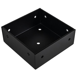 Puede incluir: Caja cuadrada de metal negro con varios agujeros en los lados y en el fondo. La caja está vacía.