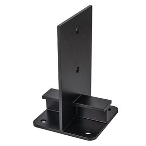 Puede incluir: Un soporte metálico negro con una placa vertical y dos soportes horizontales. El soporte tiene una base rectangular con orificios pretaladrados para el montaje. La placa vertical tiene dos orificios. Este soporte está diseñado para soporte estructural.