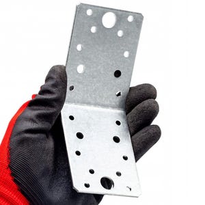 Könnte beinhalten: Eine silberne Metalleckstütze mit mehreren Löchern für Schrauben oder Nägel. Die Stütze ist so konzipiert, dass sie Ecken in Bauprojekten verstärkt und unterstützt.