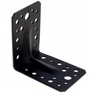 Puede incluir: Soporte de esquina de metal negro con múltiples agujeros para tornillos. El soporte tiene el texto "CE 14JJ" en él.
