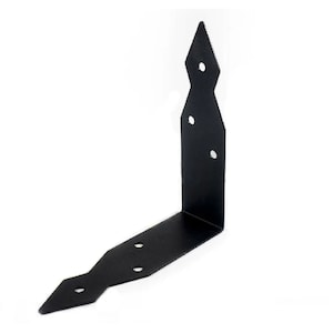 Può includere: Angolo di rinforzo in metallo nero con un design decorativo a punta. L'angolo ha più fori per il fissaggio a una superficie.