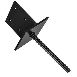 Puede incluir: Un anclaje de poste de metal negro con una base cuadrada y una varilla corrugada. La base tiene cuatro orificios para el montaje. La varilla mide aproximadamente 25 cm de largo y tiene una superficie texturizada.