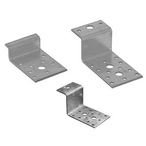 Könnte beinhalten: Drei L-förmige Metallwinkel mit mehreren Löchern zum Befestigen an Holz. Die Winkel haben unterschiedliche Größen.