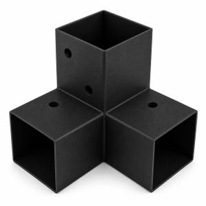 Puede incluir: Un conector de esquina de metal negro con tres aberturas cuadradas. Cada abertura tiene un agujero circular. El conector está diseñado para unir tubos cuadrados en ángulos de 90 grados. El objeto es de metal negro mate.
